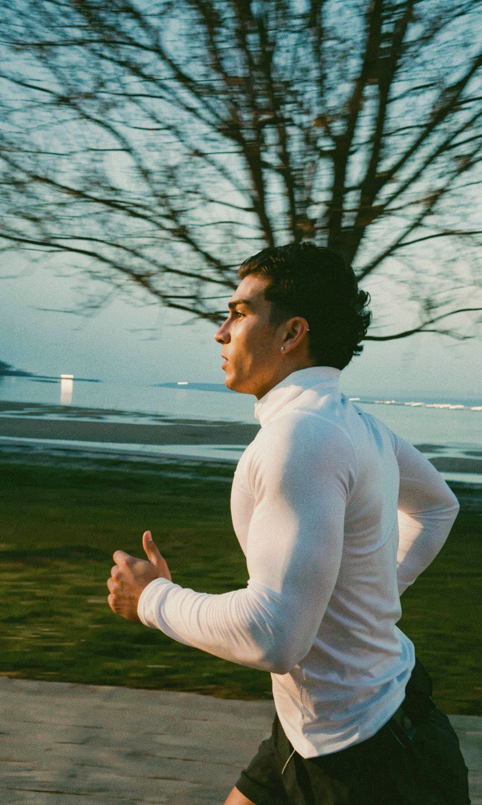 Alex corriendo junto al mar